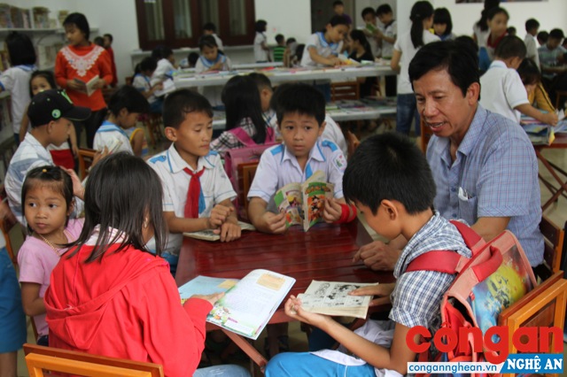 Ông Dũng giới thiệu sách cho các em học sinh