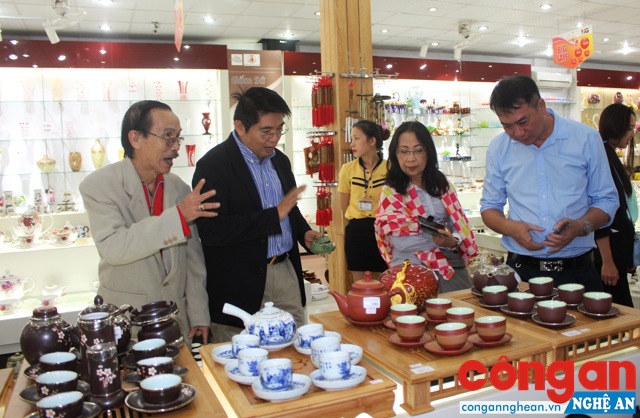 Các nhà đầu tư nước ngoài tìm hiểu cơ hội hợp tác tại thị trường Nghệ An