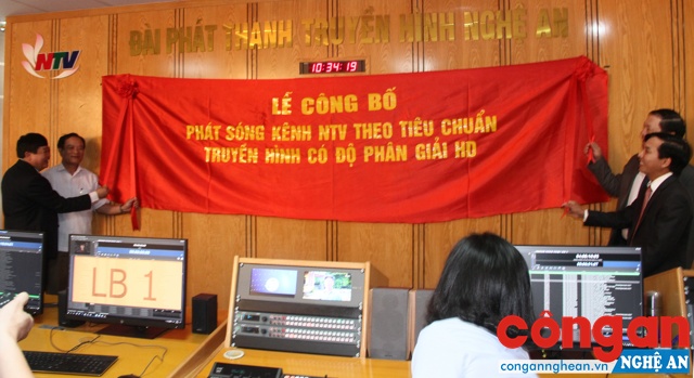 Các đại biểu thực hiện nghi thức kéo băng công bố phát sóng kênh NTV theo tiêu chuẩn truyền hình có độ phân giải HD.