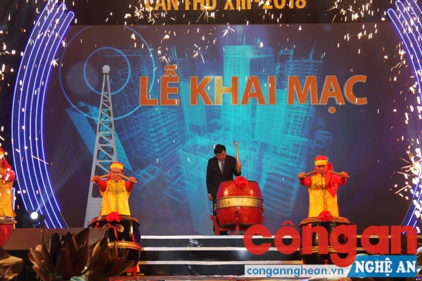 Đồng chí Nguyễn Thế Kỷ, Tổng giám đốc Đài Tiếng nói Việt Nam, Trưởng Ban chỉ đạo Liên hoan Phát thanh toàn quốc lần thứ 13 đánh trống khai mạc Liên hoan