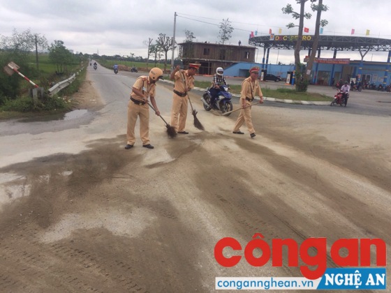 Việc làm của các chiến sỹ CSGT Công an huyện Hưng Nguyên đã để lại ấn tượng đẹp trong lòng người dân