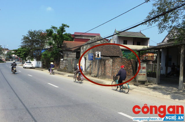  Hiện trạng ngôi nhà của bà Ngô Thị Lự (vòng tròn), nằm sát mép QL46