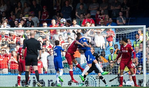 Giroud tạo ra sự khác biệt với cú đánh đầu đẹp mắt