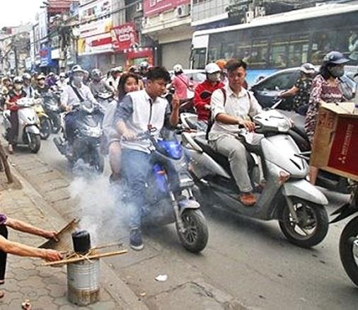 Nhiều người dân nhóm bếp than tại vỉa hè.