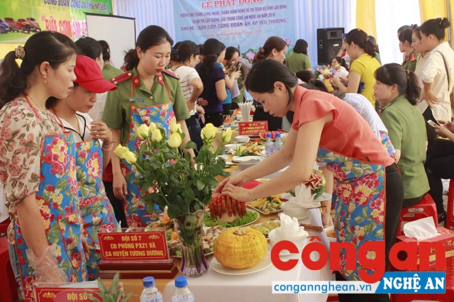 Các Đội thi đang tỉ mỉ, khéo léo chế biến và trang trí thức ăn vừa đẹp lại vừa đảm bảo VSATTP