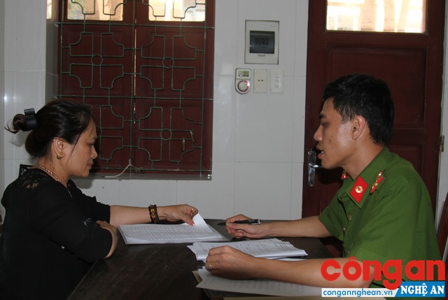 Cán bộ Đội Cảnh sát Hình sự lấy lời khai của đối tượng trong một vụ án