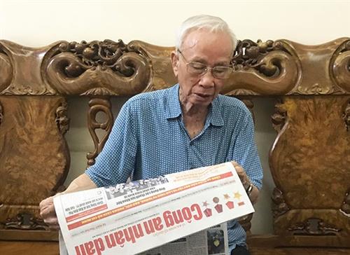Ông Phan Minh Tánh quan tâm đến thông tin khai mạc Hội nghị Trung ương 7, khóa XII.