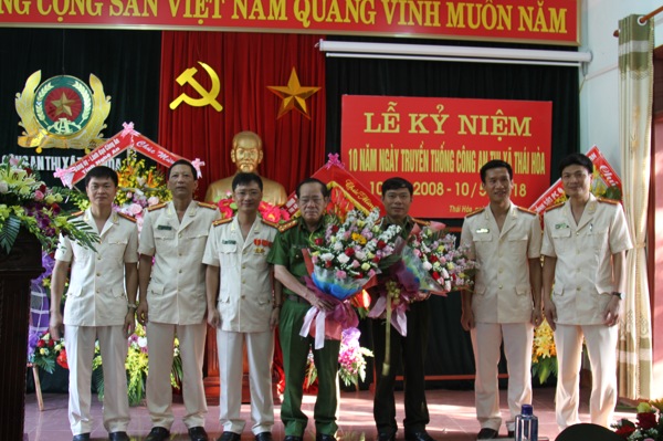 Lãnh đạo Công an TX Thái Hòa tặng hoa chúc mừng các đồng chí nguyên là lãnh đạo Công an TX
