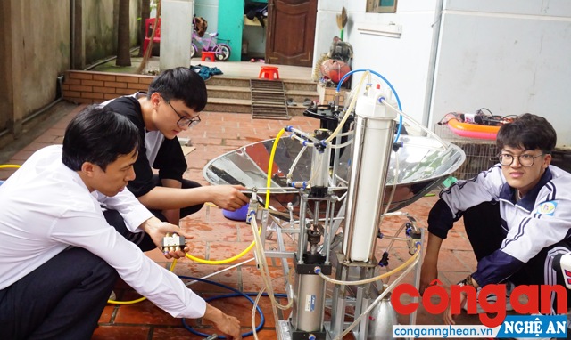 2 em Mai Nhật Anh và Phùng Văn Long cùng thầy hướng dẫn bên Dự án hệ thống chưng cất nước mặn thành nước ngọt
