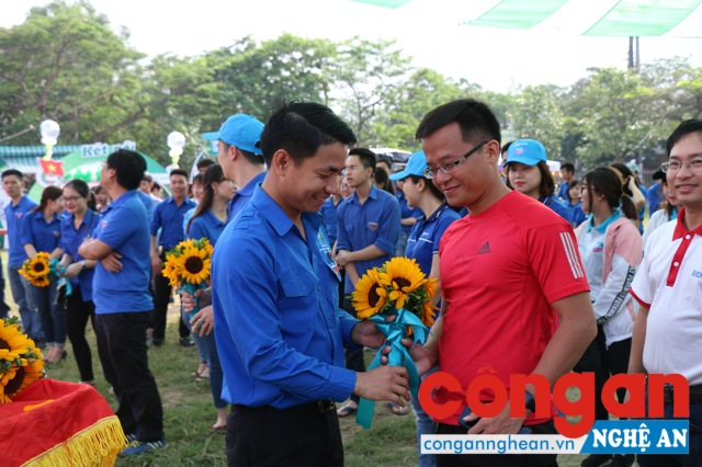 Đồng chí Nguyễn Xuân Tiệp, Phó Bí thư Tỉnh đoàn chúc mừng các cơ sở Đoàn tham gia ngày hội