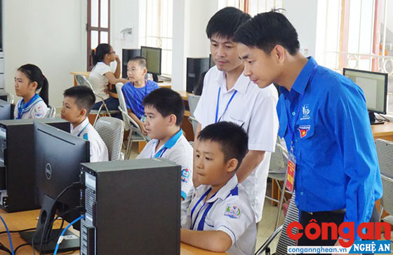Ban tổ chức kiểm tra thủ tục trước khi phát đề thi