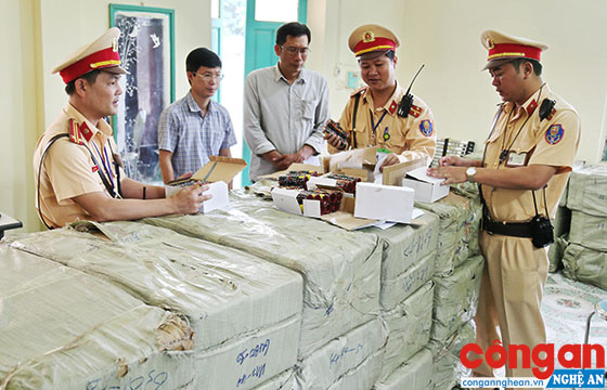 Thông qua công tác tuần tra, kiểm soát trên tuyến QL1A, Trạm CSGT Diễn Châu thuộc Phòng CSGT đường bộ - đường sắt Công an Nghệ An đã phát hiện, bắt giữ 1 xe ôtô khách chở hơn 1 tấn pháo do nước ngoài sản xuất