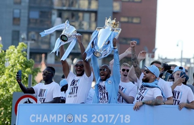 Thủ quân Kompany và đồng đội giương cao cúp vô địch