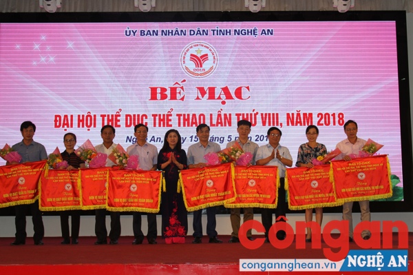 Ban tổ chức tặng Cờ và tiền thưởng cho 8 tập thể đạt giải toàn đoàn