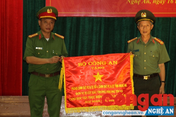 Thừa ủy quyền Bộ trưởng Bộ Công an, đồng chí Đại tá Phạm Bá Hậu, Phó Cục trưởng Cục Công tác chính trị trao tặng Cờ thi đua cho Phòng Cảnh sát PC &CC số 4 đã có thành tích xuất sắc trong phong trào “CAND học tập, thực hiện Sáu điều Bác Hồ dạy” giai đoạn 2013 - 2018