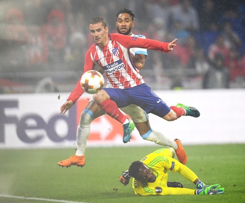 Griezmann bấm bóng tinh tế nhân đôi cách biệt cho Atletico