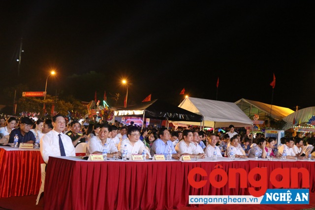 Các đại biểu tham dự buổi lễ