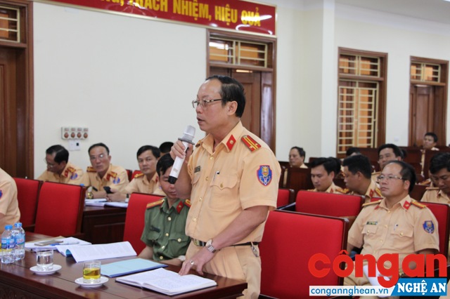 Cán bộ chiến sỹ đối thoại với lãnh đạo Phòng CSGT. 
