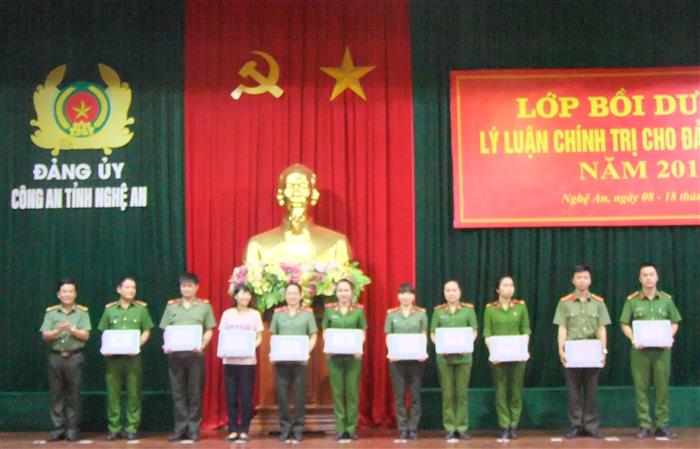 Khen thưởng cho 10 đồng chí đã có thành tích xuất sắc trong học tập cũng như tích cực xây dựng lớp học