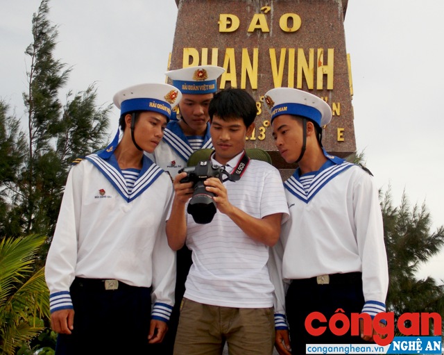 Phóng viên Báo Công an Nghệ An tác nghiệp ở Trường Sa