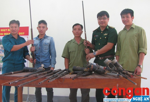 Lực lượng chức năng tiếp nhận vũ khí do nhân dân giao nộp