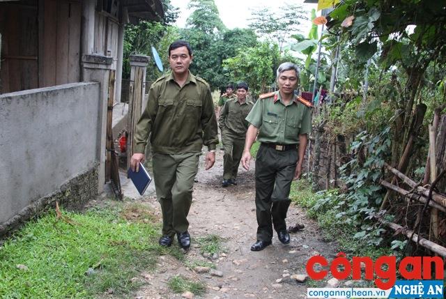 Công an huyện Quế Phong và Công an xã Mường Nọc đến tận nhà vận động nhân dân tích cực tham gia phong trào toàn dân bảo vệ an ninh Tổ quốc