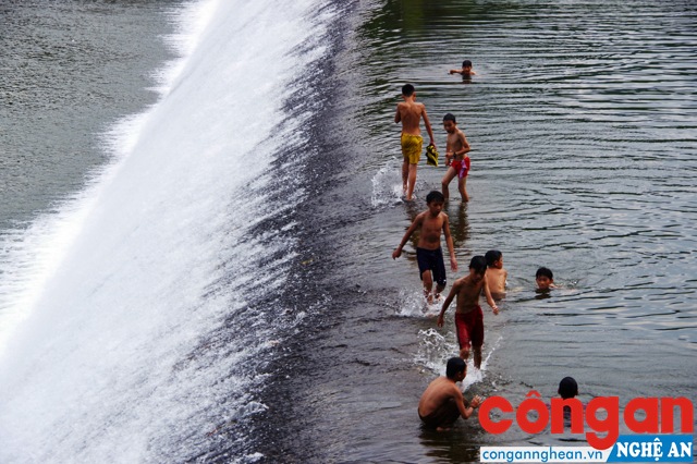 Hàng chục em nhỏ vô tư chơi đùa ngay trên mặt đập Phà Lài