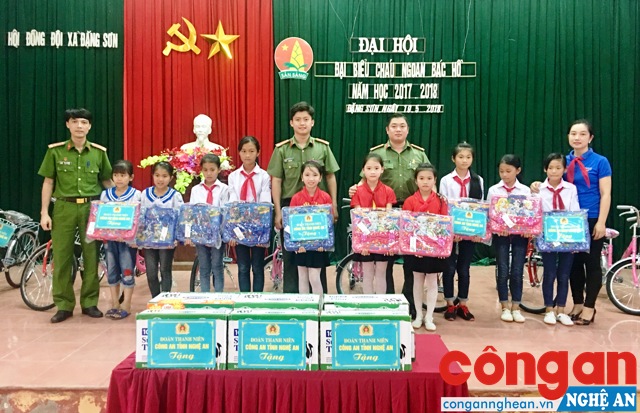 Trao tặng 10 cặp sách và sữa cho các em học sinh có thành tích học tập tốt trong năm học.