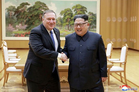 Ngoại trưởng Mỹ Pompeo và nhà lãnh đạo Triều Tiên Kim Jong-un. Ảnh: KCNA.