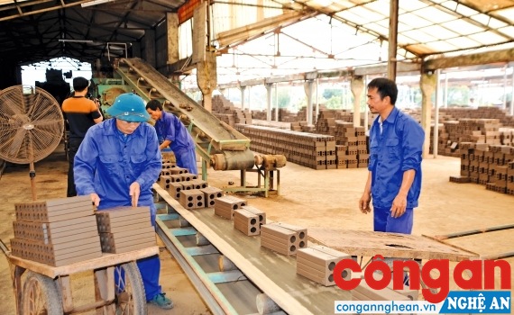 Việc sử dụng máy móc phục vụ sản xuất tại các làng nghề đòi hỏi cần tăng cường trang bị các biện pháp đảm bảo ATVSLĐ cho người lao động