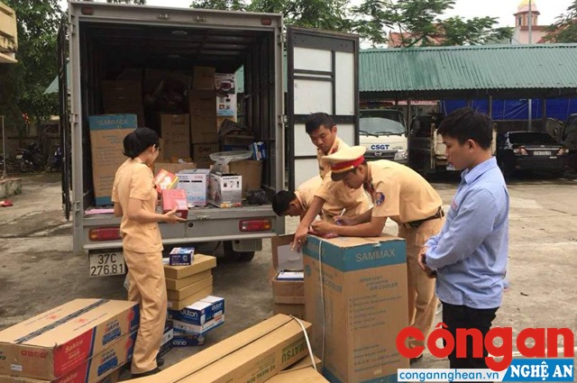 Cán bộ Đội CSGT-TT-CĐ kiểm tra số hàng linh kiện điện tử không rõ nguồn gốc, xuất xứ; không có hóa đơn, chứng từ liên quan