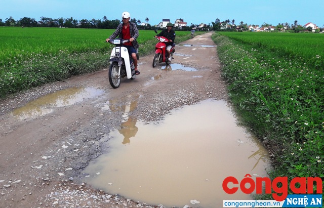 Đường Đồng Phúc hiện nay đã bị hư hỏng nặng nhưng không được nâng cấp, sửa chữa