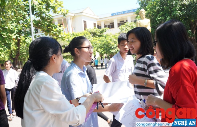 Thí sinh trao đổi sau khi hoàn thành bài thi tại Kỳ thi tuyển sinh vào lớp 10 THPT, năm học 2017 - 2018