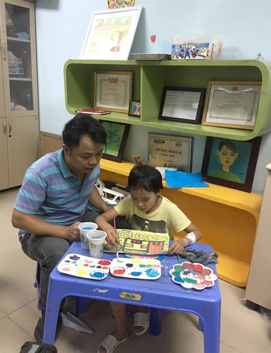   Họa sỹ Nguyễn Tuấn Sơn bên học trò nhí Hạng Thị Do.