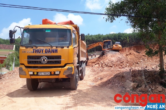 Giữa trưa 23/5, chiếc máy múc đang xúc đất lên xe tải tại khu vực xóm Đồng Trổ, xã Đồng Thành