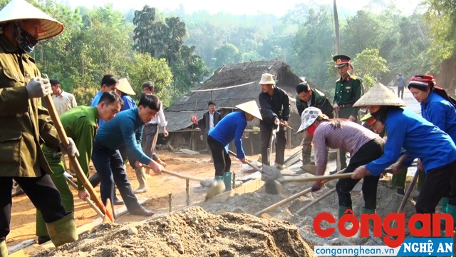 Lực lượng Quân đội, Công an cùng bà con dân bản chung tay làm đường giao thông nông thôn theo tiêu chí nông thôn mới - Ảnh: Nguyễn Thư