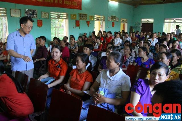 Ông Nguyễn Chí Công, Phó Chủ tịch Liên đoàn Lao động tỉnh tư vấn về chính sách pháp luật  cho người lao động ở Nông trường Cờ Đỏ (Nghĩa Đàn)