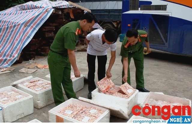 Lực lượng chức năng kiểm tra số thực phẩm không rõ nguồn gốc, xuất xứ