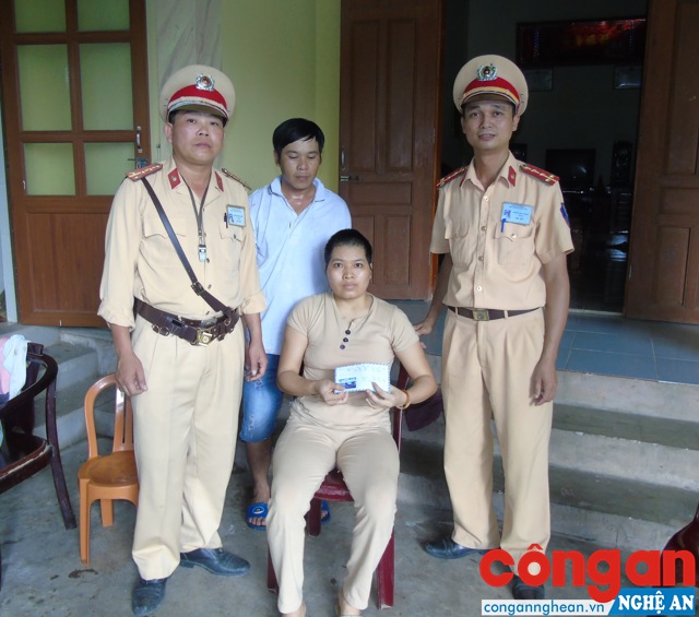  CBCS Đội CSGT-TT-CĐ Công an huyện Hưng Nguyên trích ngày lương để tặng quà cho gia đình có hoàn cảnh khó khăn trên địa bàn