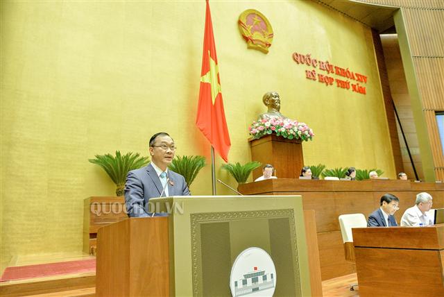 Chủ nhiệm Ủy ban Kinh tế Vũ Hồng Thanh trình bày báo cáo tóm tắt kết quả giám sát
