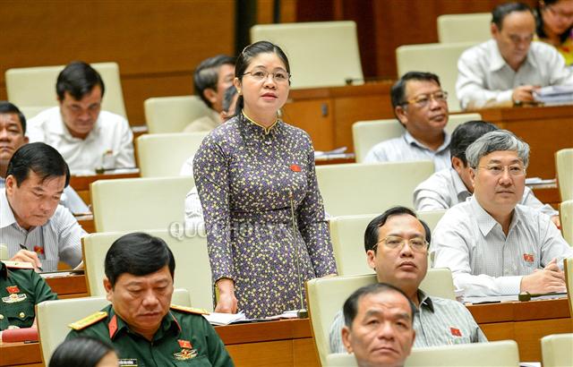 Đại biểu Leo Thị Lịch - Bắc Giang phát biểu tại phiên họp