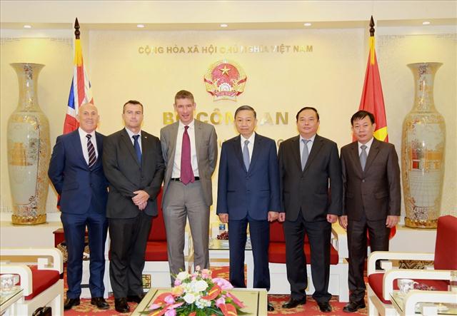Bộ trưởng Tô Lâm; Đại sứ Giles Lever cùng các đại biểu dự buổi tiếp.