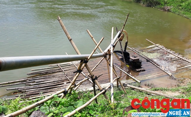 Máy DongFong gắn trên bè nứa, hút cát di động trên sông Quàng