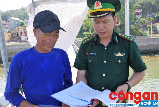Cán bộ Trạm kiểm soát Lạch Cờn, Đồn BP Quỳnh Phương kiểm tra giấy tờ, phương tiện của ngư dân ra khơi khai thác thủy sản 