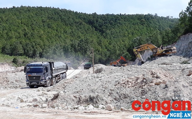 Sáng 25/5/2018, nhiều máy múc, xe ôtô lớn, nhỏ vẫn hoạt động rầm rộ trên công trường