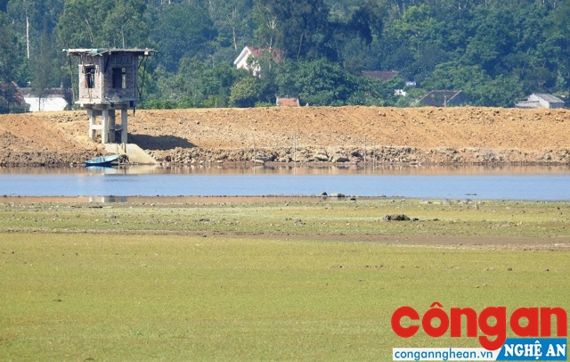 Dù đã quá thời gian hợp đồng 2 tháng nhưng đến nay, khối lượng thi công mới chỉ đạt 26%
