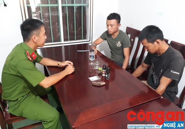 Cán bộ Đội Cảnh sát ĐTTP về Hình sự, Kinh tế, Ma túy lấy lời khai 2 đối tượng về hành vi mua bán trái phép chất ma túy