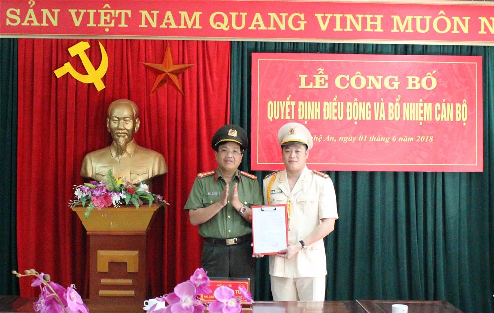 Đồng chí Đại tá Hồ Văn Tứ, Phó bí thư Đảng ủy, Phó giám đốc Công an tỉnh trao Quyết định cho đồng chí Đại úy Hoàng Lê Anh