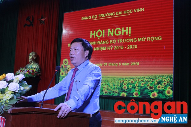 GS.TS Đinh Xuân Khoa, Ủy viên BCH Đảng bộ tỉnh, Bí thư Đảng ủy, Hiệu trưởng Trường ĐH Vinh phát biểu chỉ đạo Hội nghị
