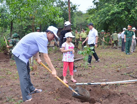 Đồng chí Trần Văn Tuấn, Phó Chủ tịch HĐND tỉnh tham gia trồng cây tại rừng phòng hộ xã Suối Rao.